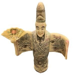 Chinese courtier with spread arms, singing in a courtly performance